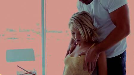 Сосед за завтраком увлажняет попку милашки медом