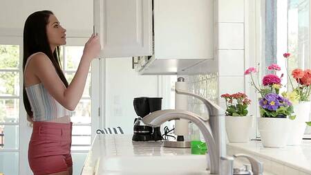 Красотка Avi Love предлагает кофе, но парню нужен страстный секс