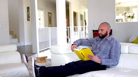 Падчерица залезла под стол и сделала минет за завтраком