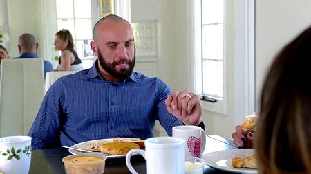 Падчерица залезла под стол и сделала минет за завтраком