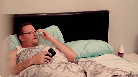 У милфы проблемы с мужем и поэтому она ебется с пасынком и падчерицей