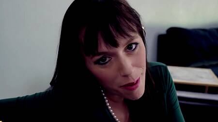 У милфы проблемы с мужем и поэтому она ебется с пасынком и падчерицей