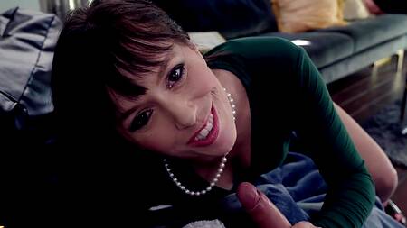 У милфы проблемы с мужем и поэтому она ебется с пасынком и падчерицей