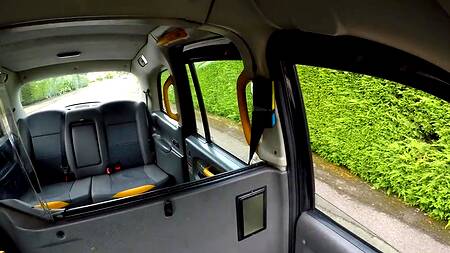 Таксист бреет киску пассажирке и активно её трахает