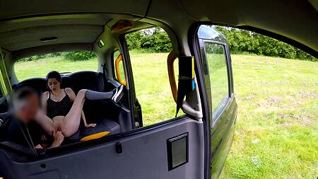 Таксист бреет киску пассажирке и активно её трахает