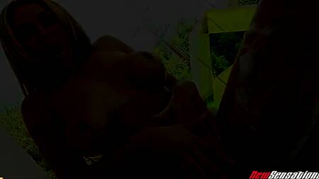 Страстная милфа ласкает писю в ванной и жарко ебется с парнем