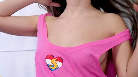 Милая девушка в розовой майке ласкает волосатую пизду
