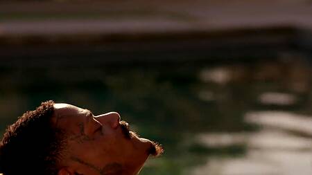 Nicole Aniston сосет хуй негра около бассейна и трахается с ним в доме