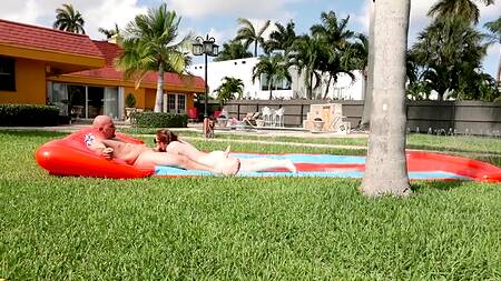 Рыженькая милашка соблазняет лысого на секс в бассейне