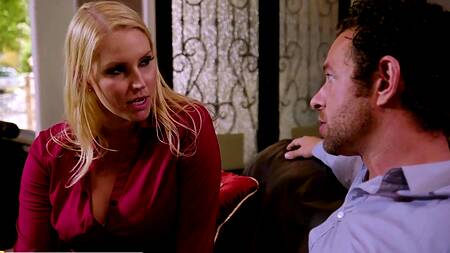 Муж трахает белокурую жену, чтобы та ему не изменила