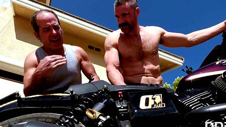 Мужик в гараже ебет дочку друга вместо того, чтобы чинить мотоцикл