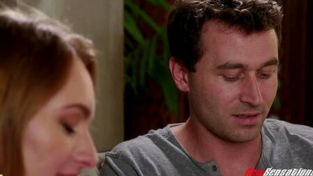 Рыженькая подружка в гольфах предлагает пошалить