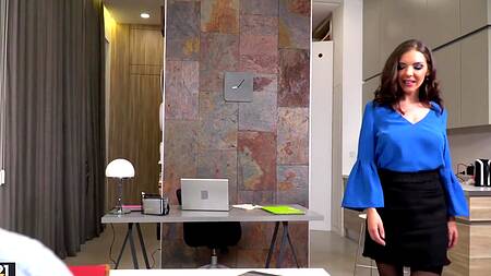 На все согласна ради фирмы, секретарша ебется в обе дырки