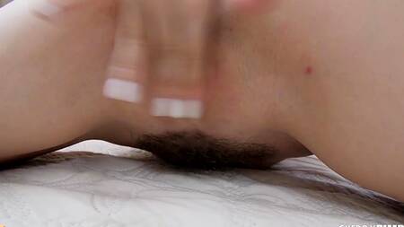 Милашка в розовом активно ласкает письку пальцами