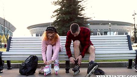 Рыжая милаха после свидания трахается с парнем в попку