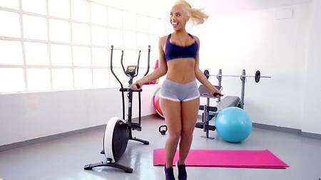 Любимый тренажер фитоняшки - крепкий член тренера