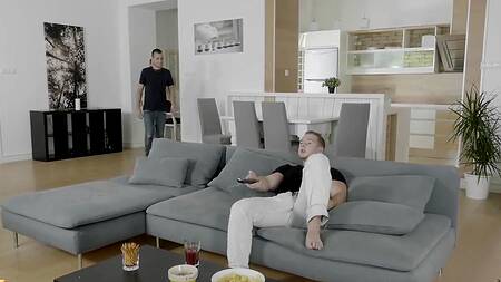 Телку на качелях для секса ребята выебали втроем