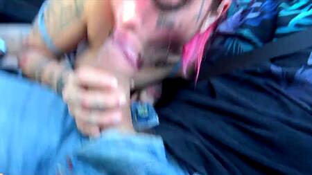 Татуированная неформалка ебется в машине и дома у незнакомца