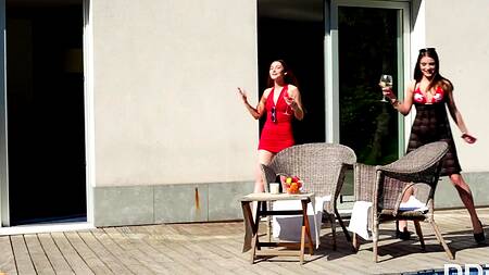 Сосед заглянул в гости вовремя, чтобы трахнуть двух худышек