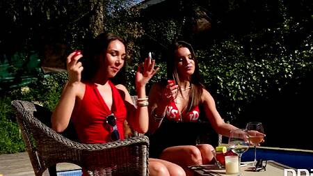 Сосед заглянул в гости вовремя, чтобы трахнуть двух худышек