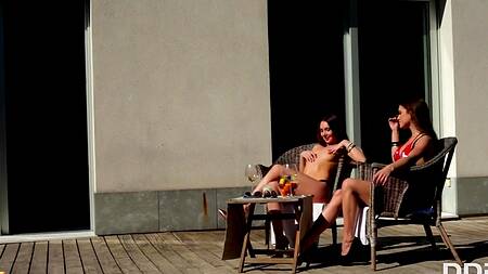 Сосед заглянул в гости вовремя, чтобы трахнуть двух худышек