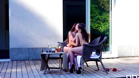 Сосед заглянул в гости вовремя, чтобы трахнуть двух худышек