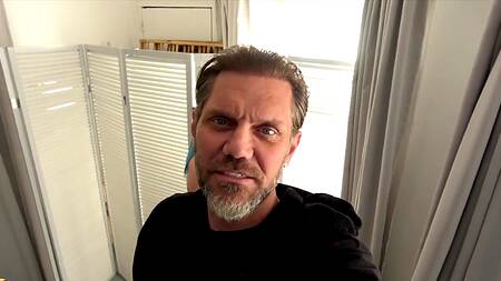 Доплатил шлюхе с разноцветными волосами и снял секс на видео