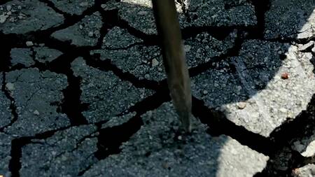 Пошлая красотка склеила дорожного рабочего и дала ему на улице