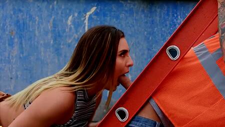 Пошлая красотка склеила дорожного рабочего и дала ему на улице