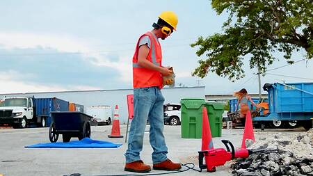 Пошлая красотка склеила дорожного рабочего и дала ему на улице