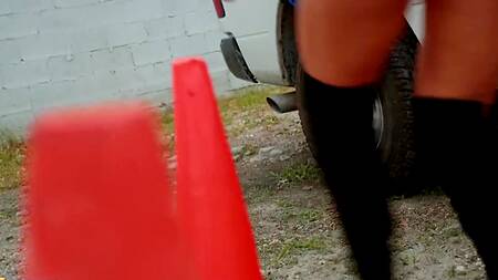 Пошлая красотка склеила дорожного рабочего и дала ему на улице