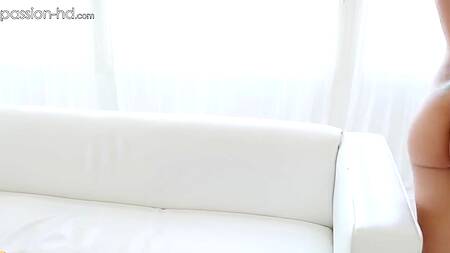 Блондинка после душа наслаждается крепким членом парня