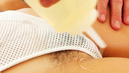 Красотка не против, что массажист ублажает её членом