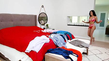 Милфа переодевается для важной встречи и ебется с пареньком