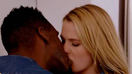 Блондинка всегда рада трахнуться с негром