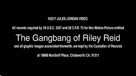 Красотка после ванны идет ебаться с мужиками