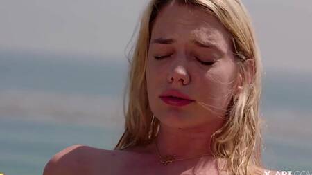 Влюбленная пара чувственно трахается с красивым видом на море