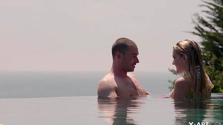 Влюбленная пара чувственно трахается с красивым видом на море