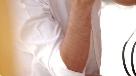 Красотка увлажняет ноги молочком и возбуждает фетишиста