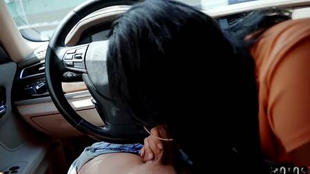 Жопастая латинка отдается незнакомцу в машине, мстя бывшему