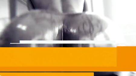 Кудрявая мулатка соглашается на эротическую фотосессию и на секс