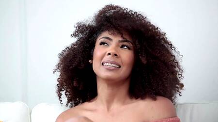 Кудрявая мулатка соглашается на эротическую фотосессию и на секс