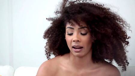Кудрявая мулатка соглашается на эротическую фотосессию и на секс