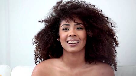 Кудрявая мулатка соглашается на эротическую фотосессию и на секс