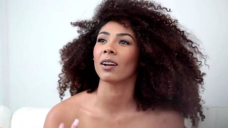 Кудрявая мулатка соглашается на эротическую фотосессию и на секс