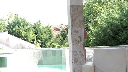 Телка около бассейна наслаждается нежным сексом