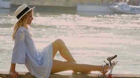 Мечтательная красотка проводит день с собой и мастурбирует