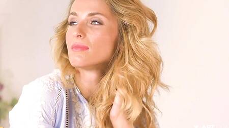 Мечтательная красотка проводит день с собой и мастурбирует