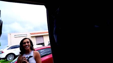 Красотка с нарисованной на теле одеждой ебется с парнем в фургоне