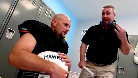 Спортсмен в раздевалке ебет преданную фанатку